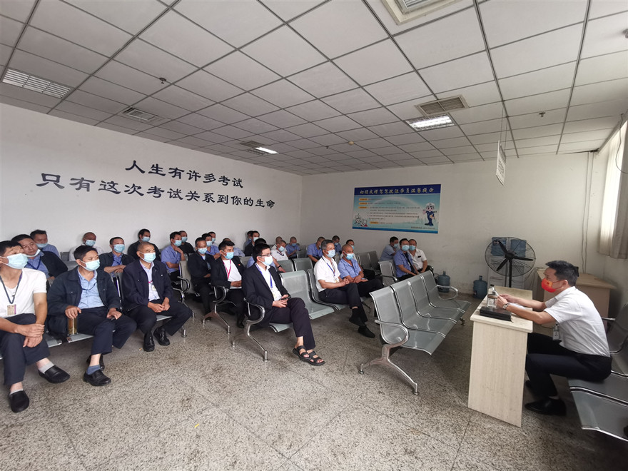 落實主體責(zé)任，推動安全發(fā)展_副本
